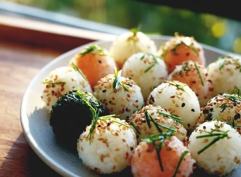 Boulettes de sushi délicieuses et appétissantes prêtes à savourer.
