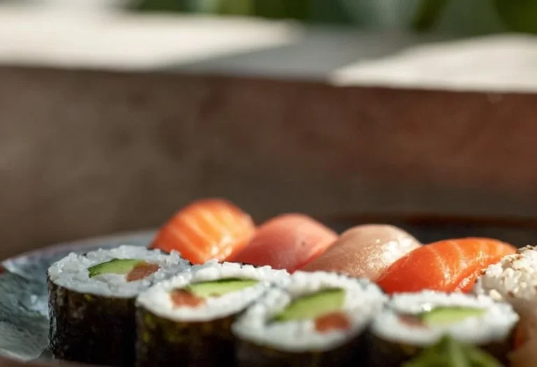 Assortiment de sushis maison présentés sur une assiette