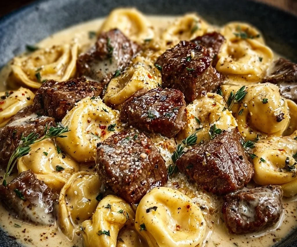 Tortellini au steak et ail écrasé dans une sauce crémeuse maison – pur bonheur